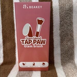 Beakey Glam Blend Tap Paw Brush